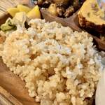 マルベリーデリカテッセンアンドカフェ - デリプレートランチ(\1,200)　玄米ごはん