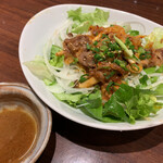 三代目 鳥メロ - 牛カルビ焼肉のパワーサラダ〜オーガニックジンジャーのドレッシング〜