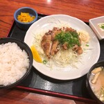 鍛冶屋 文蔵 - 鶏ももの大判 旨辛揚げ定食（950円）