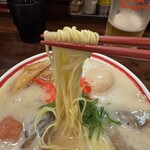 Kyushu Jangara Ramen Harajuku Ten - 麺は細ストレート麺｡粘度の高いスープまみれ｡