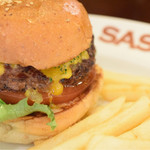 GRILL BURGER CLUB SASA - パティの肉汁が、トマトの上に浮いていました。