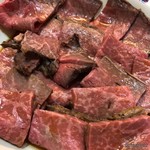 コイズミ デリカテッセン - ローストビーフを切って盛り付け